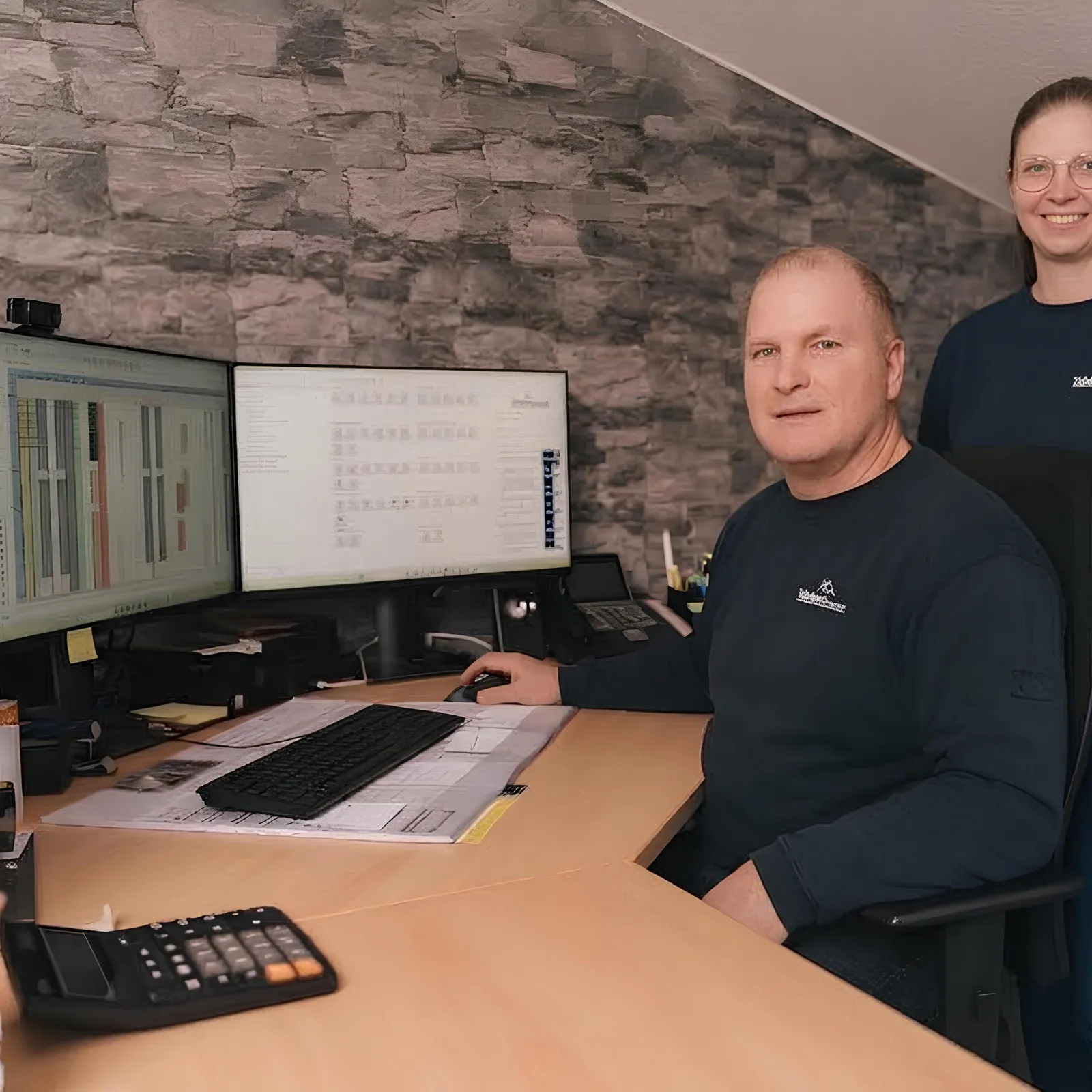 Holger und Daniela Tebbens im Büro